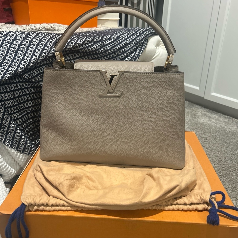Louis Vuitton Capucines MM Beige Tan Taurillon Leather Shoulder tote Bag